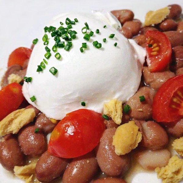 Insalata con mozzarella di bufala all’erba cipollina, fagioli borlotti, pomodorini e briciole di&nbsp;taralli