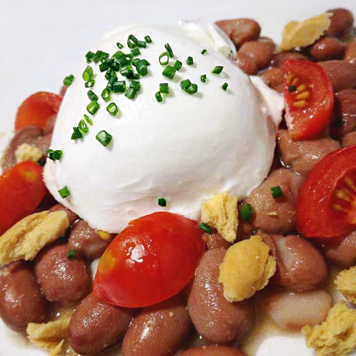 Insalata con mozzarella di bufala all’erba cipollina, fagioli borlotti, pomodorini e briciole di&nbsp;taralli