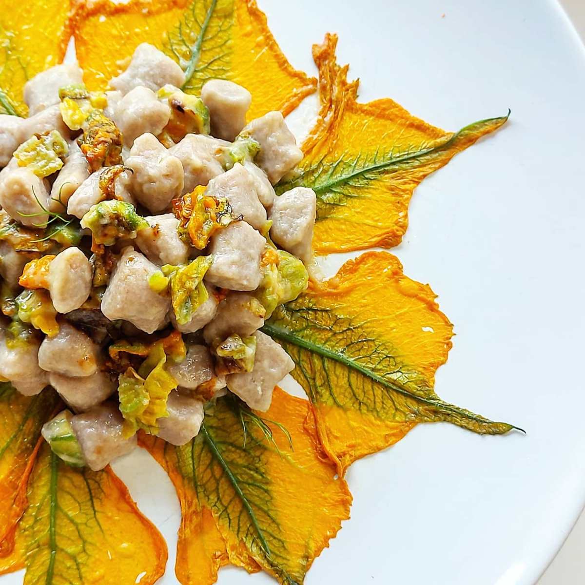 Chicche di farro con salsa di cipolle e fiori di&nbsp;zucca