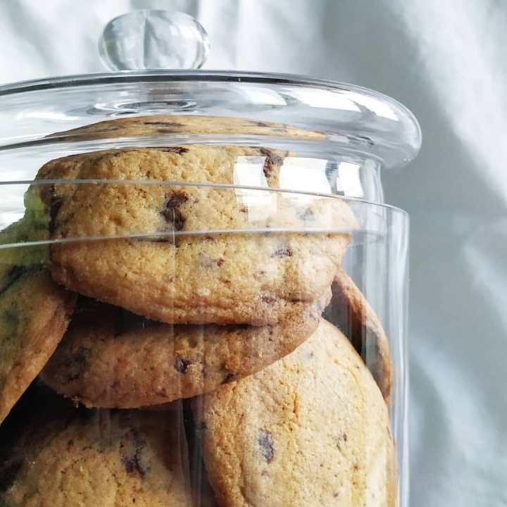 Biscotti con gocce di cioccolato e fiocchi di sale&nbsp;grosso