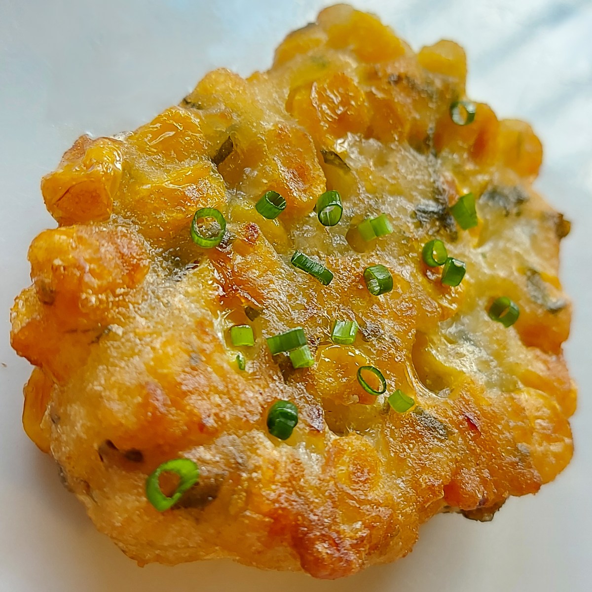 Frittelle di mais con cipollotto, peperoncino e&nbsp;prezzemolo