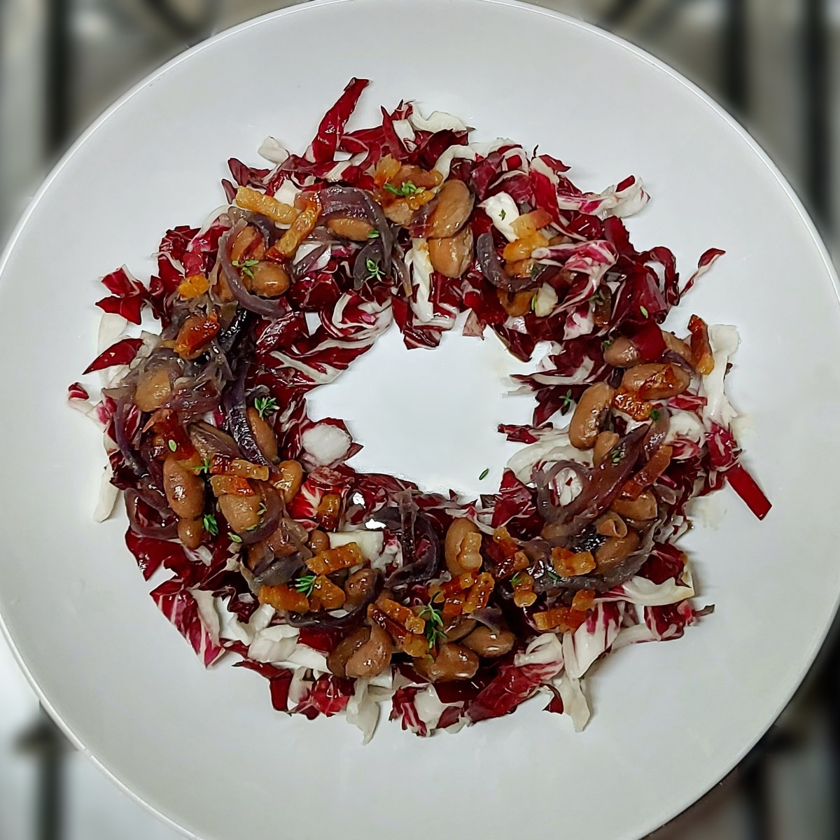 Insalata di fagioli borlotti con radicchio, cipollotti e pancetta&nbsp;croccante