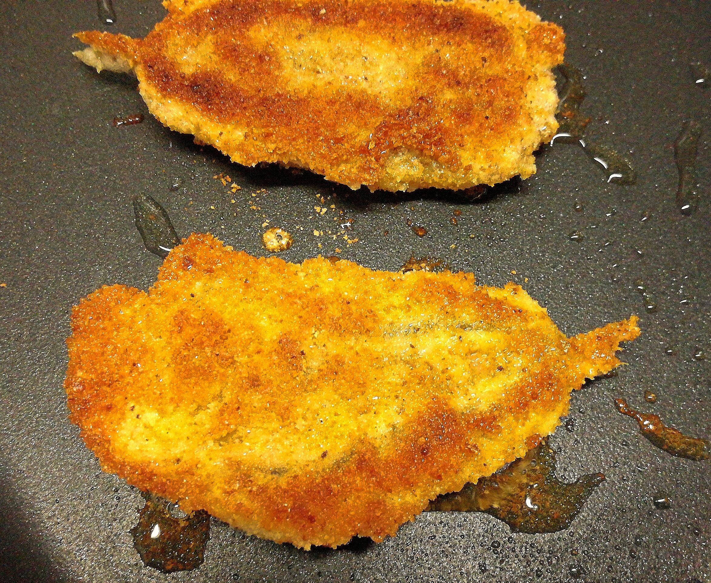 Due filetti di alici fresche ripiene di provola affumicata, panati e fritti