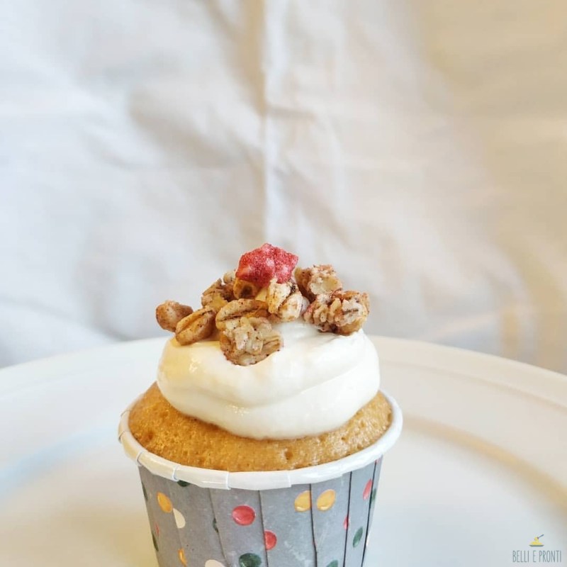 Cupcakes con  yogurt greco, granola e frutti di&nbsp;bosco