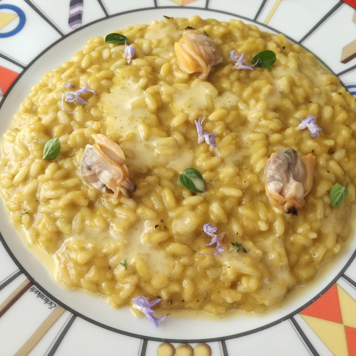 Riso con crema di patate e vongole, gocce di limone e fiori di&nbsp;rosmarino