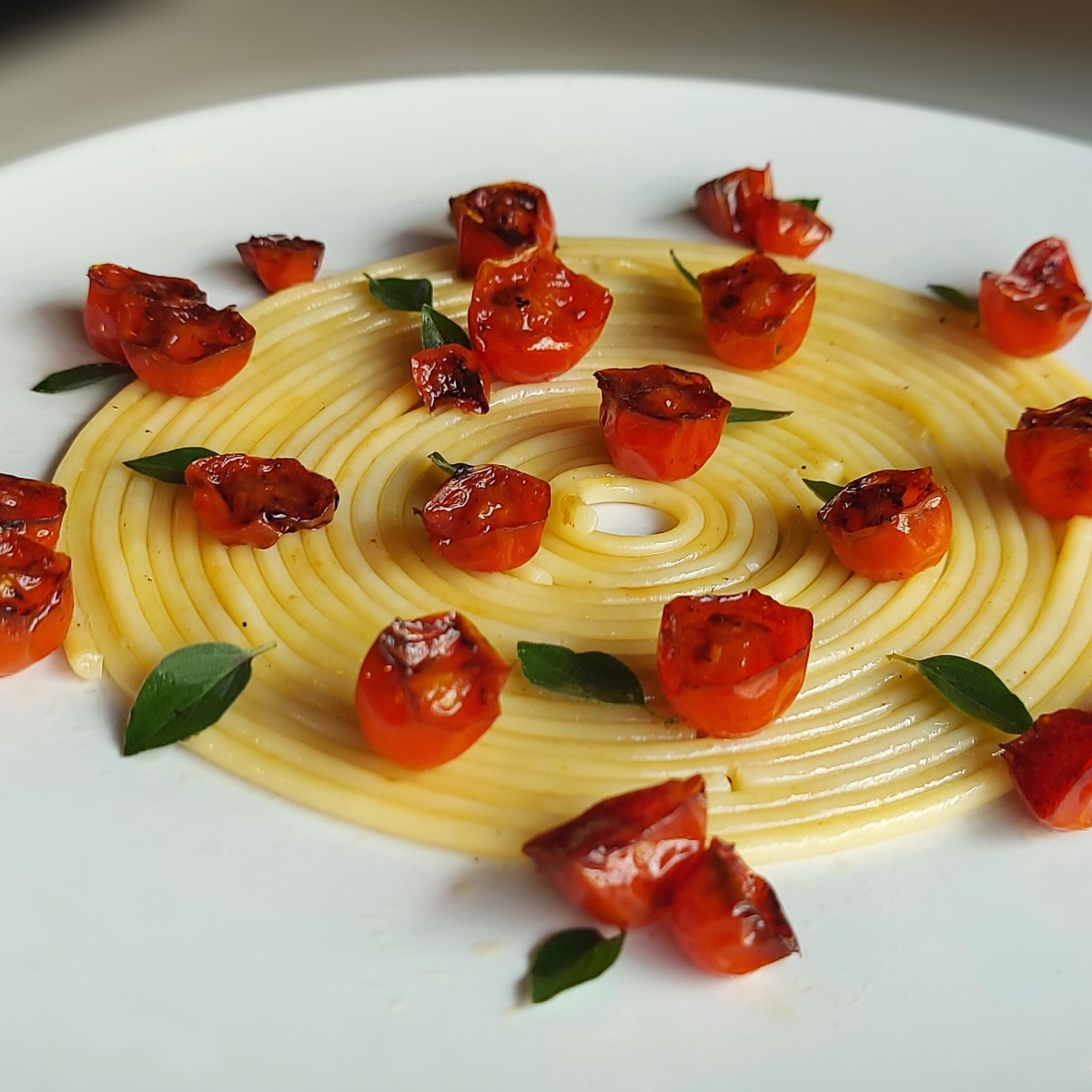 Spaghetti con pomodorini piastrati e origano&nbsp;fresco