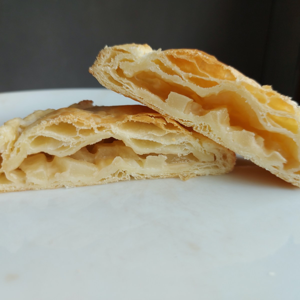 Tortino di pasta sfoglia con pere e&nbsp;Parmigiano