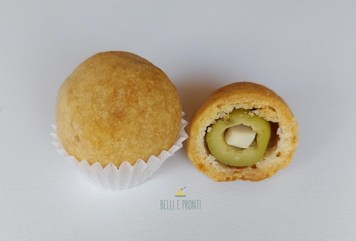 Olive verdi al forno, ripiene di mandorle, in crosta di&nbsp;Parmigiano