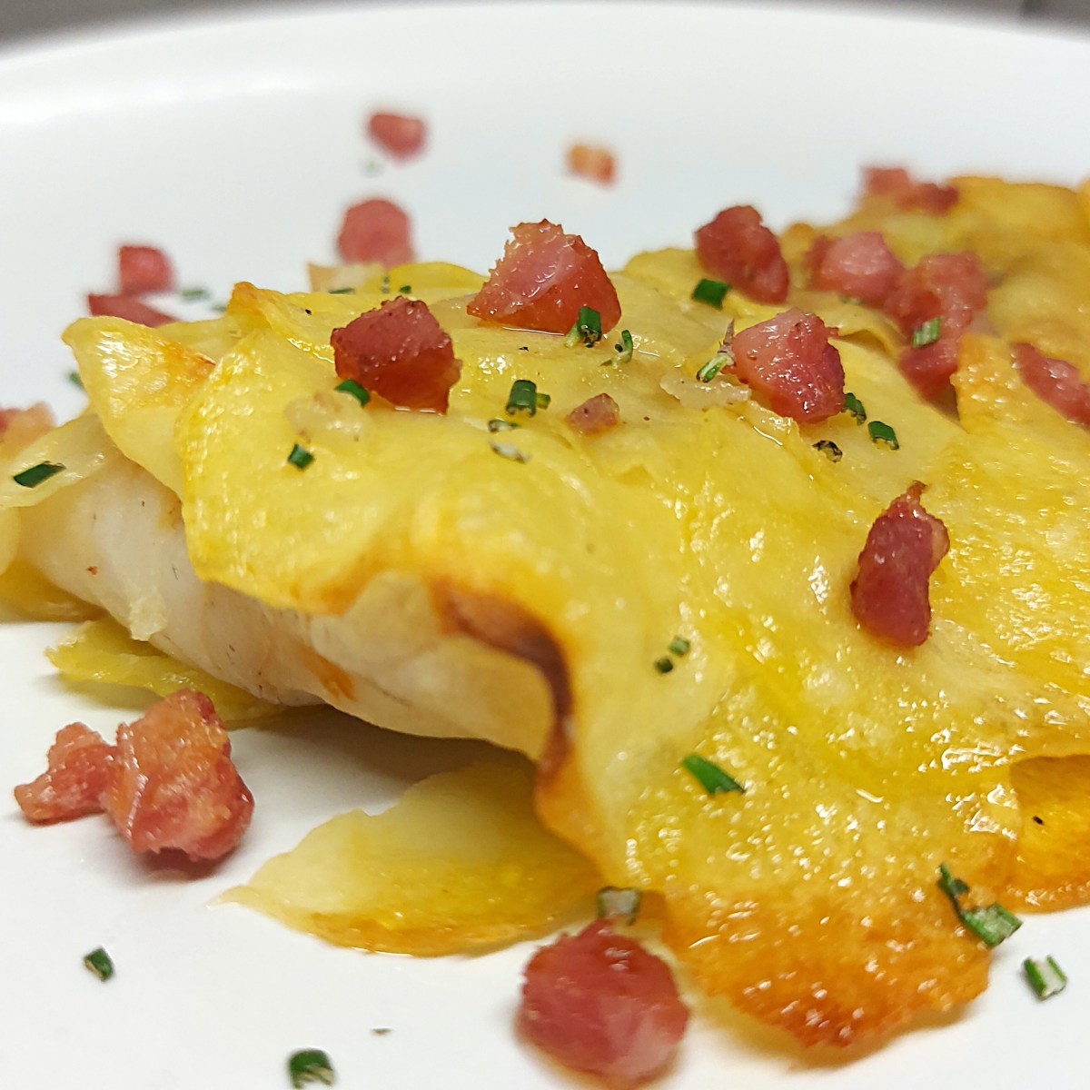 Pesce al forno con patate, pancetta e&nbsp;rosmarino