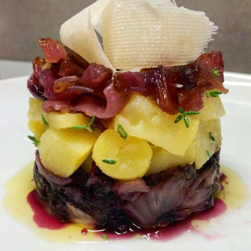 Tortino di patate, radicchio, cipolla rossa e petali di&nbsp;Parmigiano