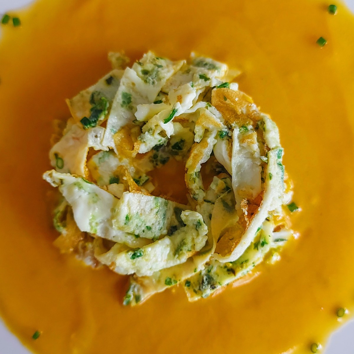 Tagliatelle di albumi alle erbe aromatiche su vellutata di&nbsp;zucca