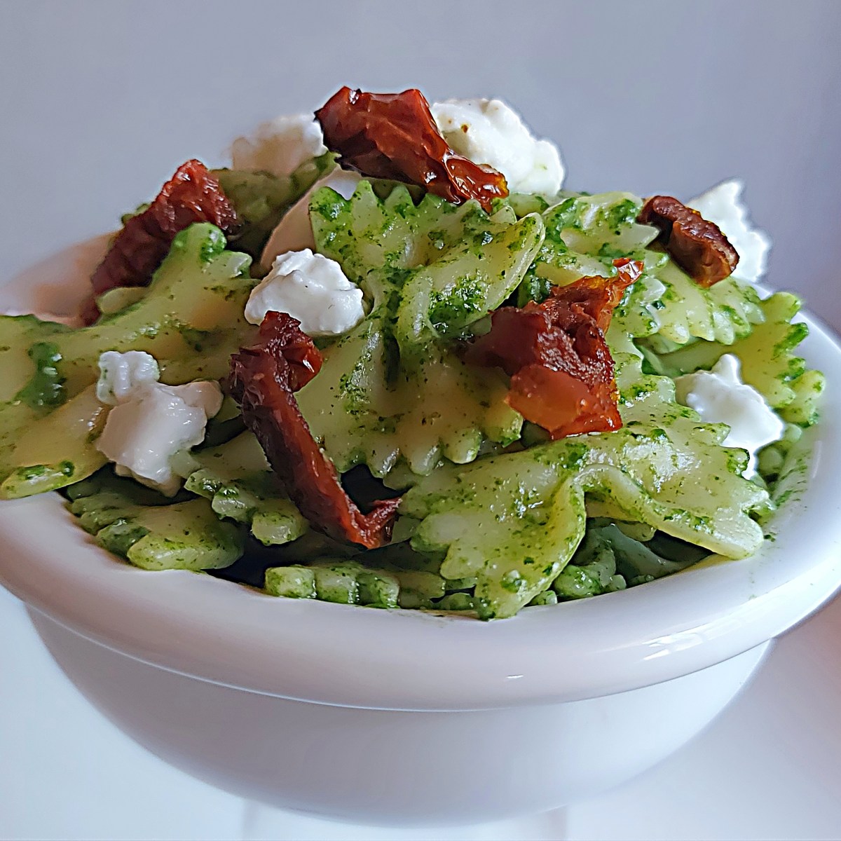 Pasta con pesto di cicoria, pomodori secchi e mozzarella di&nbsp;bufala