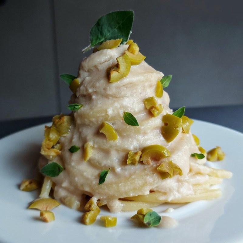 Pasta al tonno cremosa con Parmigiano, olive verdi e&nbsp;origano