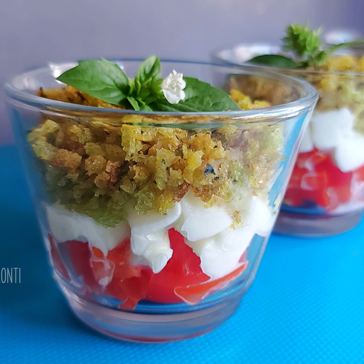 Le capresine: insalata caprese mignon con crumble al&nbsp;basilico