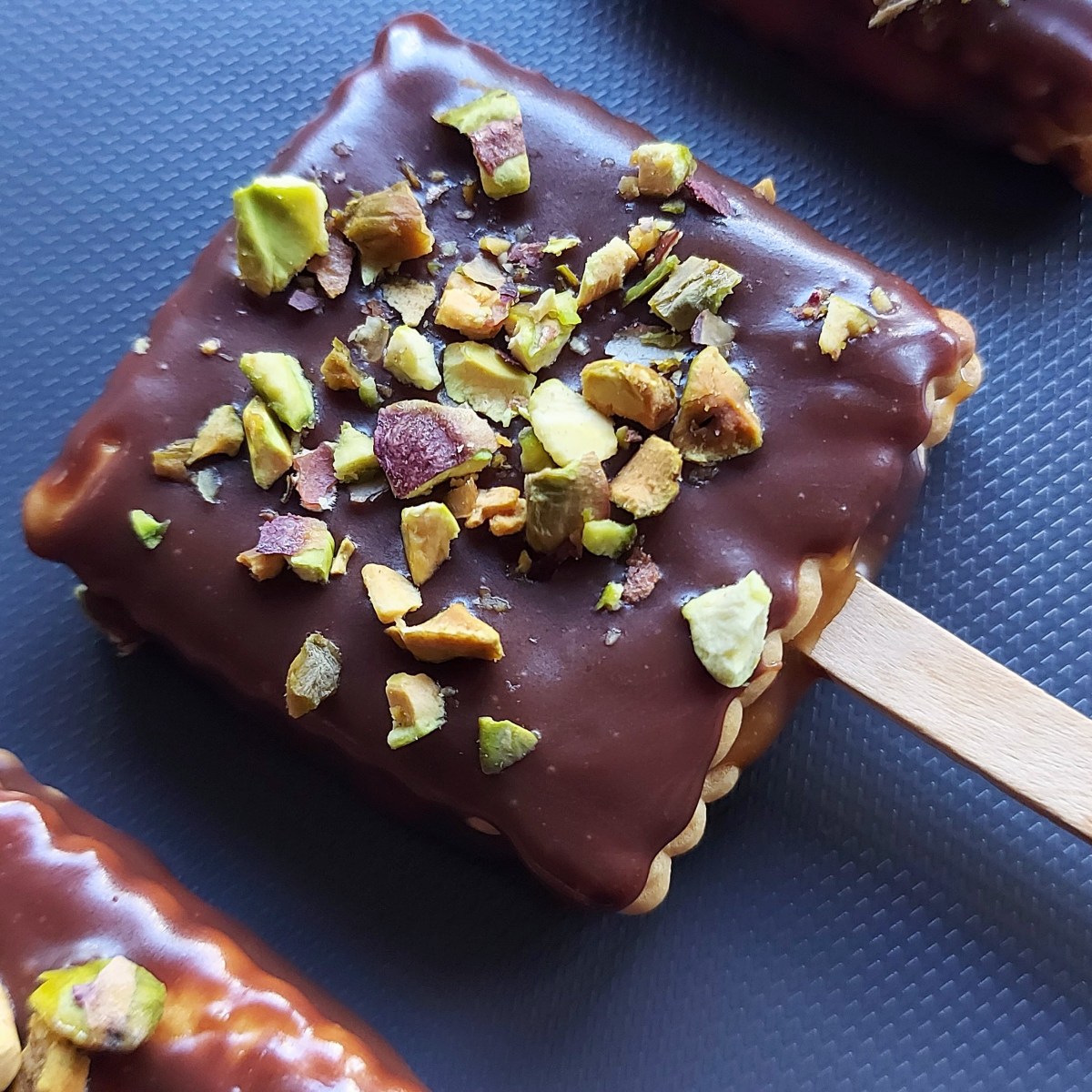 Biscotti-stecco al cioccolato e pistacchio, ripieni di caramello: i&nbsp;Pistacchiotti!