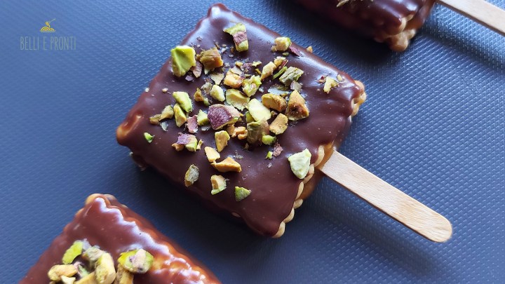 Biscotti-stecco al cioccolato e pistacchio, ripieni di caramello: i&nbsp;Pistacchiotti!