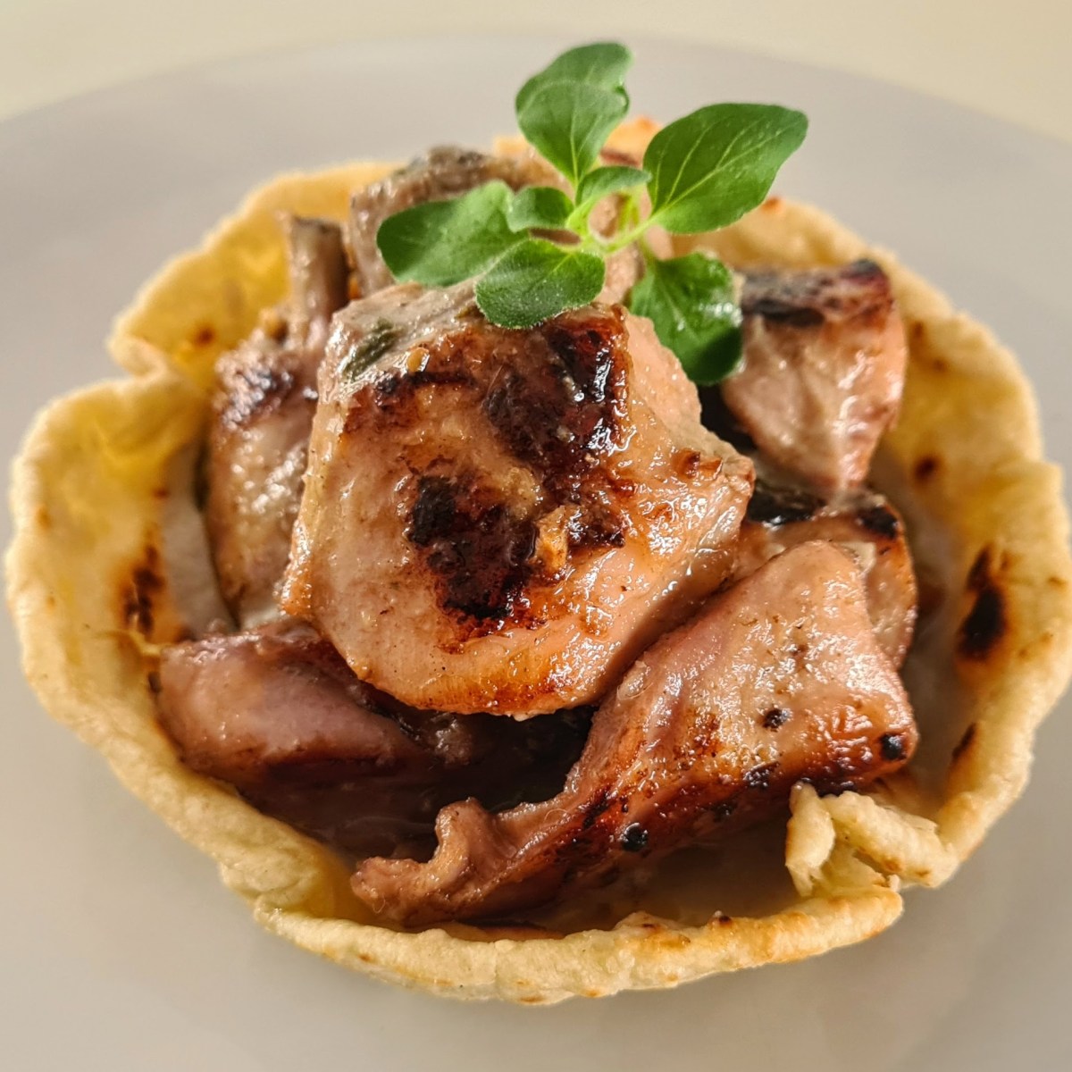 Coniglio in piadina con salsa di cipolle e&nbsp;capperi