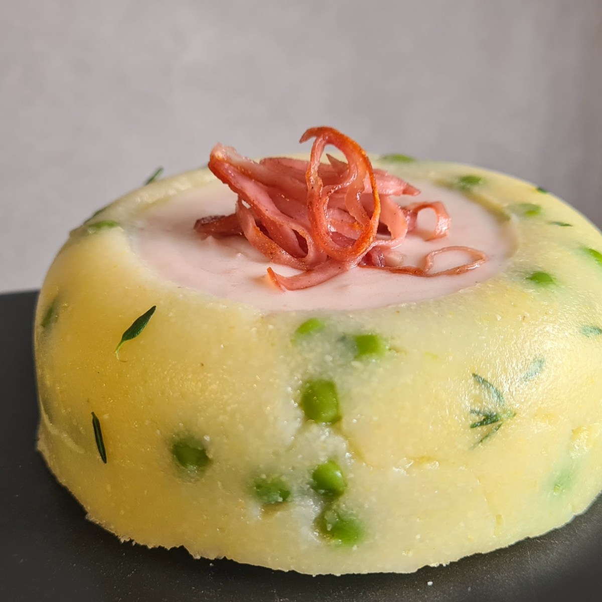 Polenta con piselli, timo e crema di&nbsp;mortadella