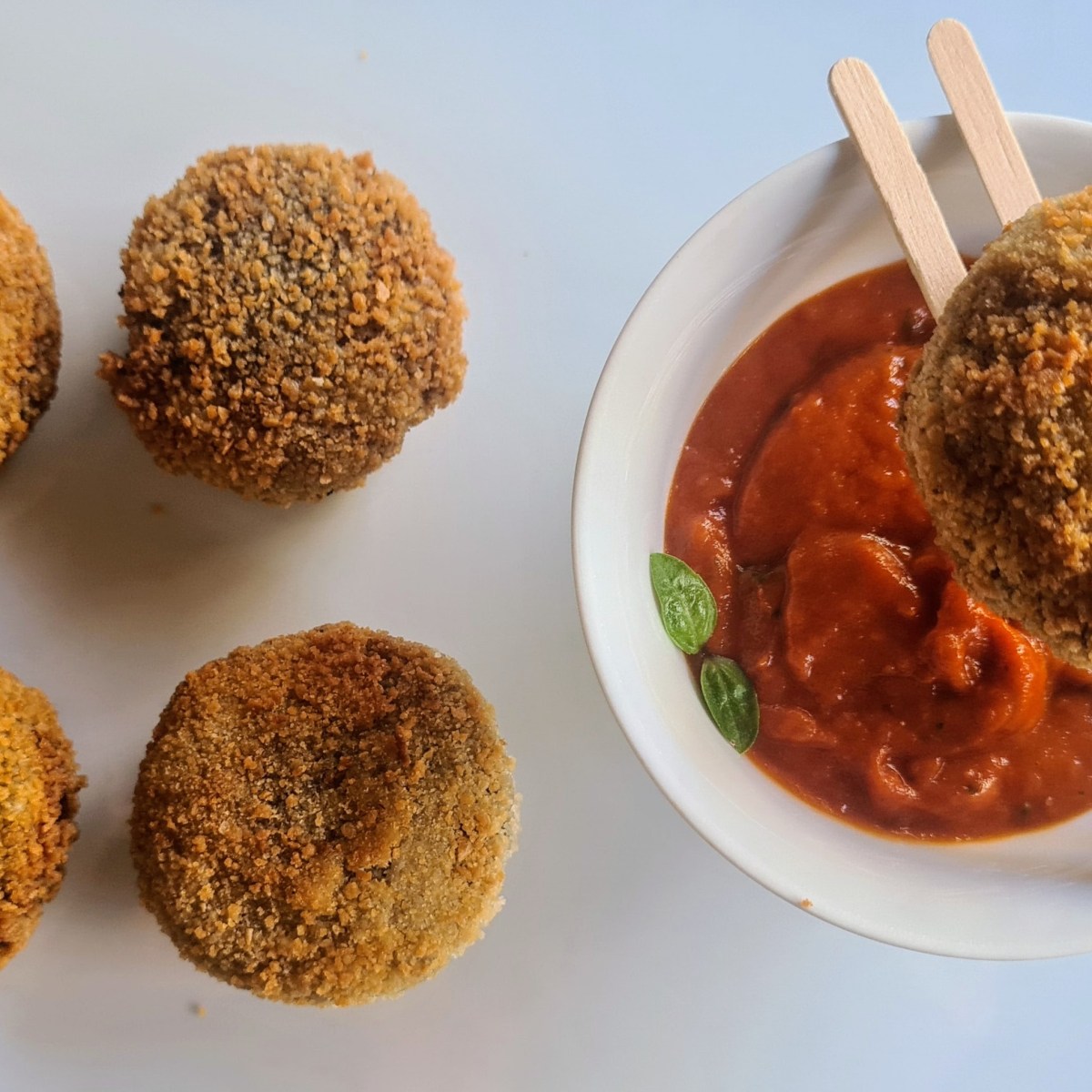 Polpette di lenticchie e pane abbrustolito con relish al pomodoro (senza&nbsp;uova)