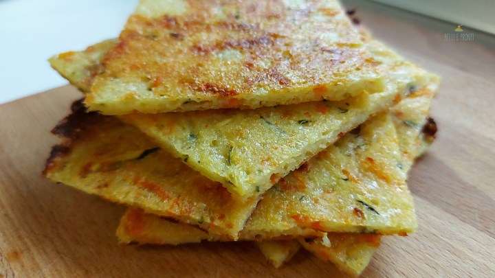 Una focaccia sottilissima e croccantissima fatta con semola di grano, formaggio grattugiato, zucchine e carote. Senza Imapastare, senza lievito, senza lievitazione e senza lattosio.