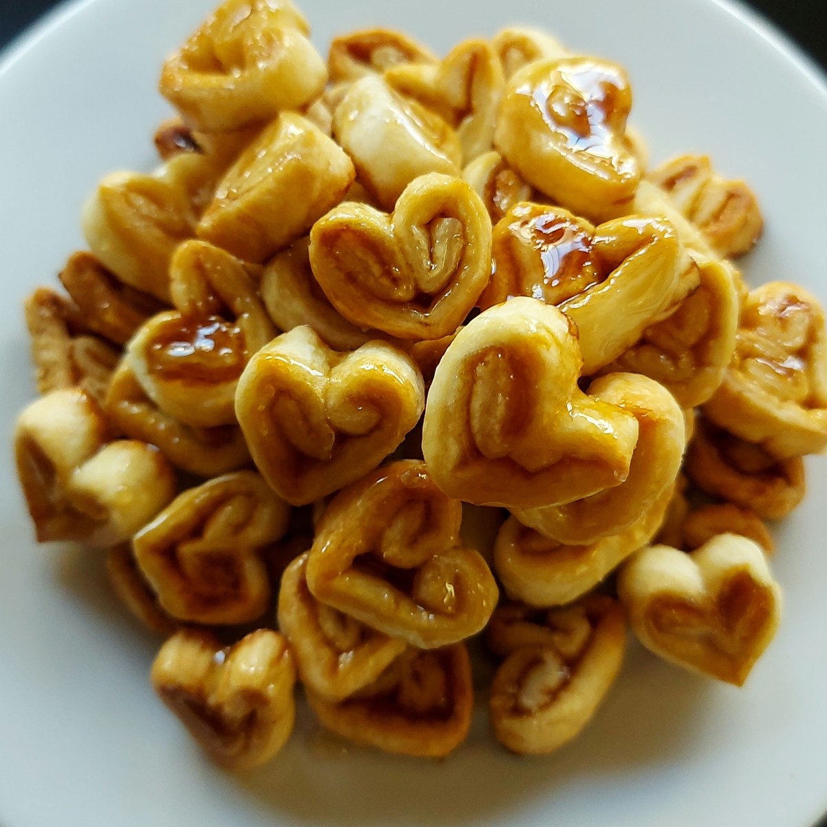 Biscotti di San Valentino: cuoricini di pasta sfoglia, zucchero di canna e sciroppo&nbsp;d’acero