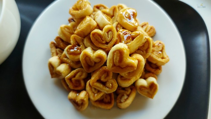 Biscotti di San Valentino: cuoricini di pasta sfoglia, zucchero di canna e sciroppo&nbsp;d’acero