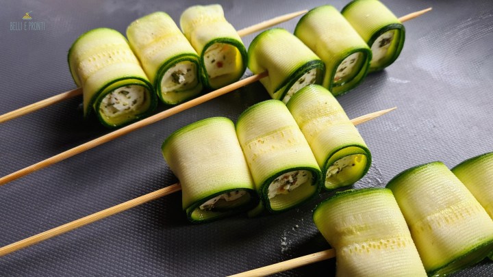 Spiedini di zucchine e feta crudi per spiegare meglio come bloccare la fine dell'involtino di zucchina