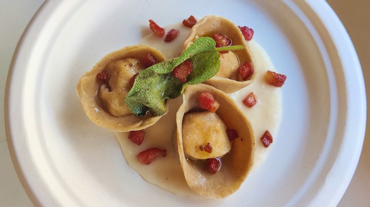 Tortelli di segale con patate e salsa acida di&nbsp;cipolla