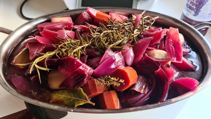 In questa fotografia si vede come la marinatura deve coprire completamente la carne prima dei sette giorni di riposo richiesti da questa ricetta di brasato Gimmiciù.