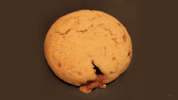 Biscotti morbidi alla banana con pezzettini di caramella mou