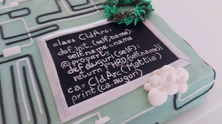 Schermo di computer con codice in pasta di zucchero, interamente fatto a mano lettera per lettera