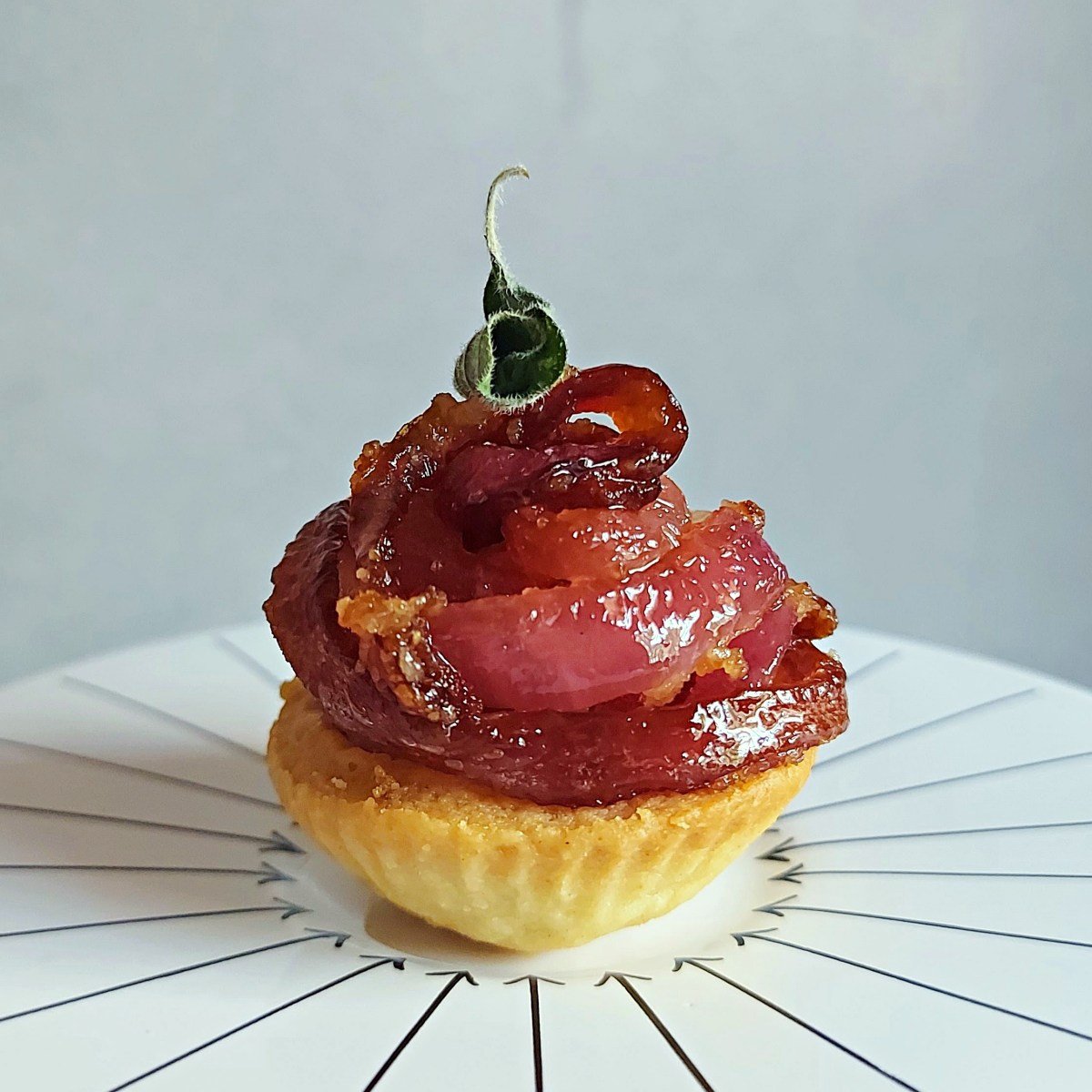 Tartellette di cipolle caramellate in agrodolce con pasta al&nbsp;vino