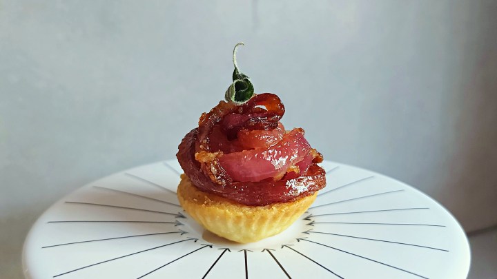Tartellette di cipolle caramellate in agrodolce con pasta al&nbsp;vino