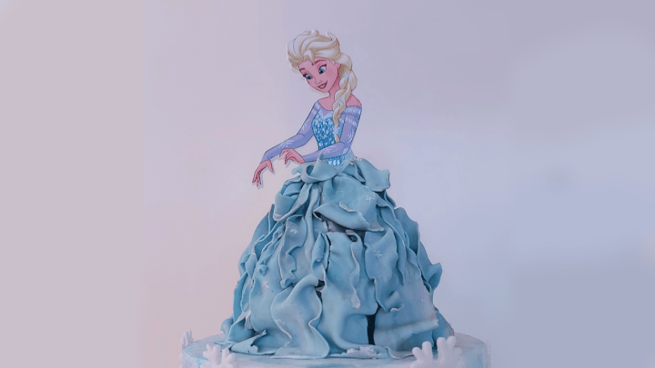 Elsa in cima ad una torta, con gonna in 3D mossa e riflessi argento.