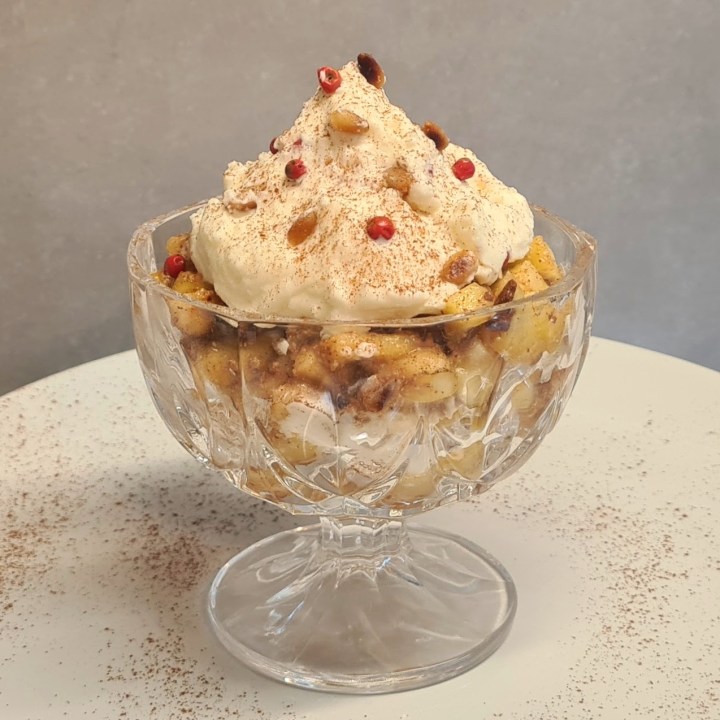 Bananam: ananas, banane, amaretti, cioccolato fondente e pinoli tostati serviti in coppa come dessert al cucchaio, accompagnati da una morbida crema al mascarpone. Se gradite un tocco piccante: bacche di pepe rosa!