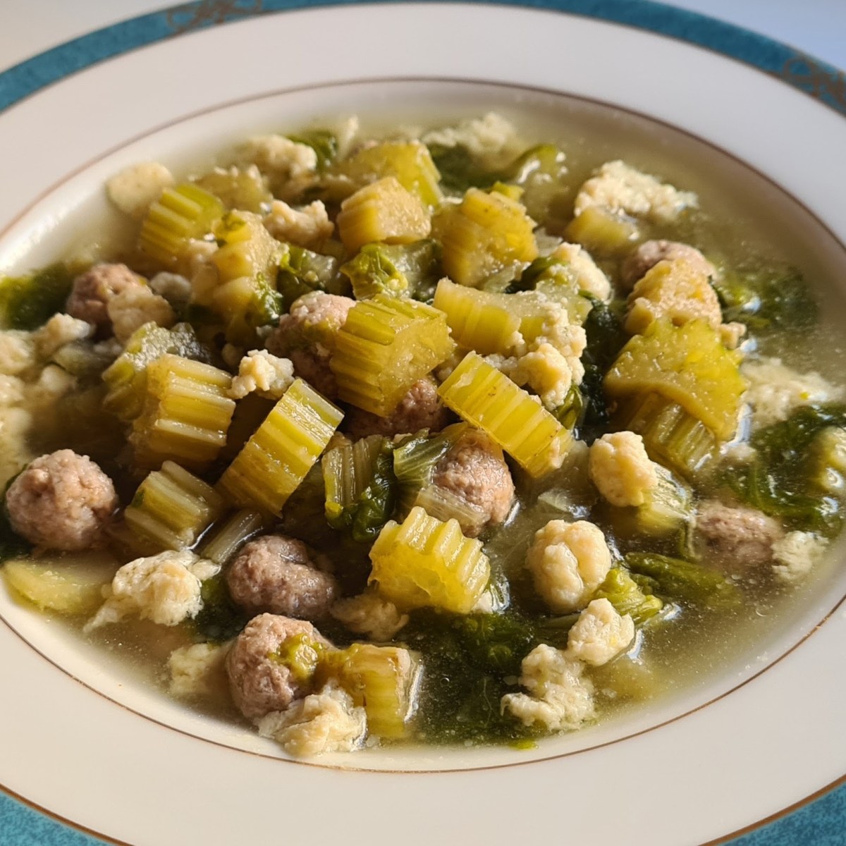 Zuppa di cardo e scarola: il cardone&nbsp;beneventano