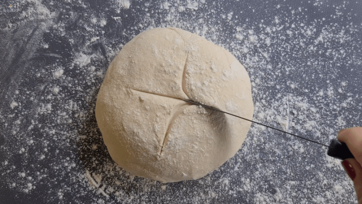 Come incidere l'impasto della pizza prima della lievitazione.