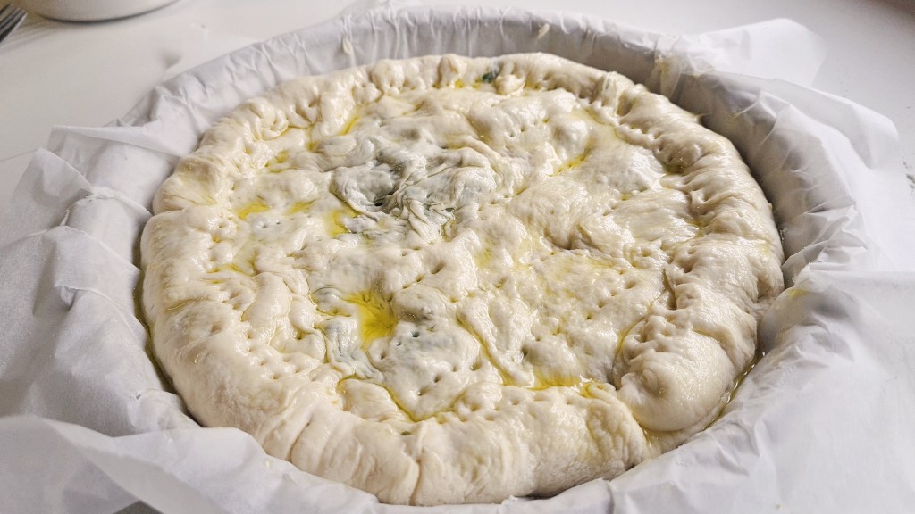 La pizza dis carole napoletana prima di essere infornata, con i bordi ben chiusi.