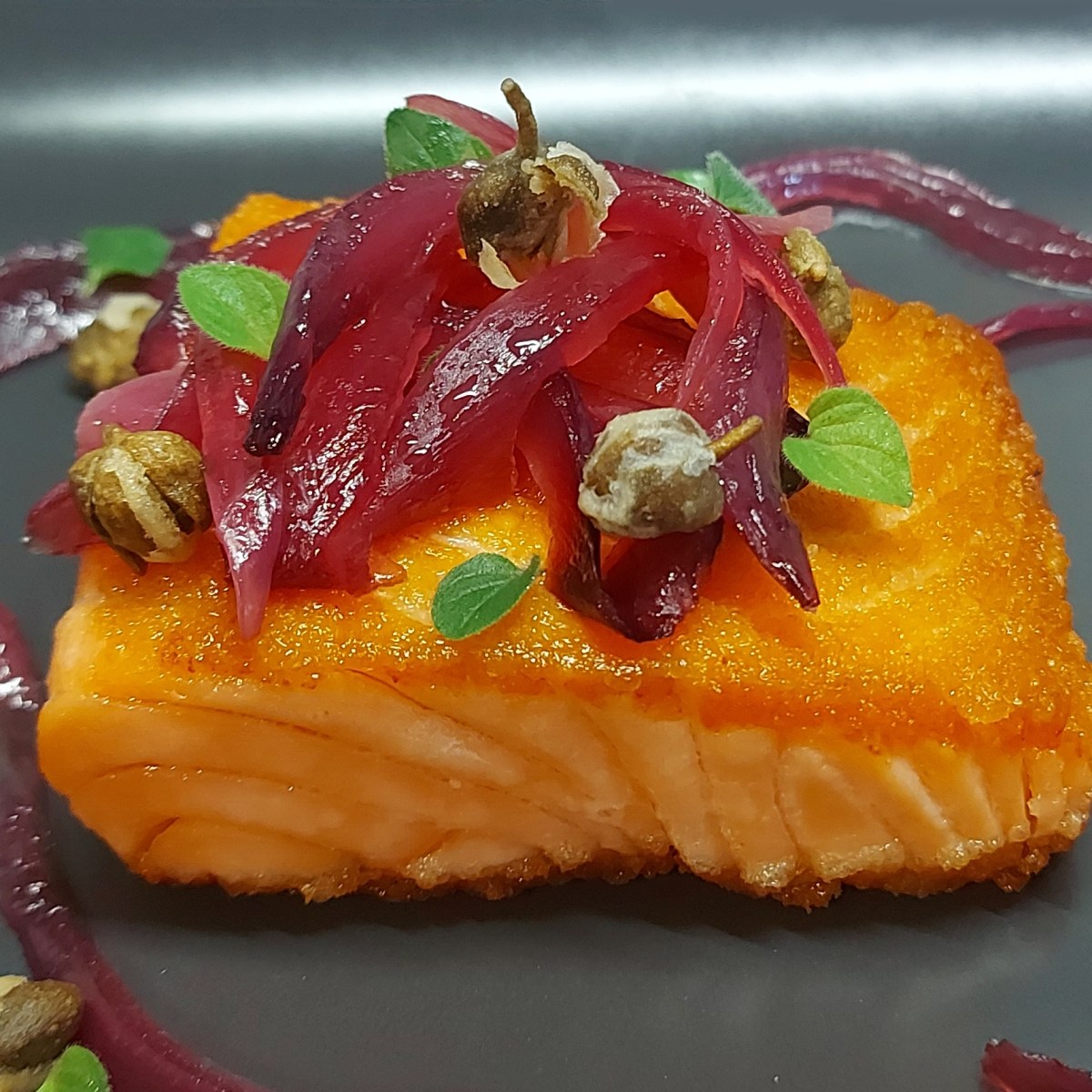 Salmone con cipolla rossa all’agro, capperi fritti e origano&nbsp;fresco