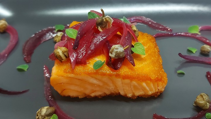 Salmone con cipolla rossa all’agro, capperi fritti e origano&nbsp;fresco