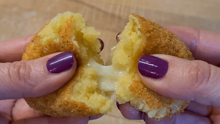 Scamorza filante all'interno delle crocchette di patate senza uova, dopo la frittura