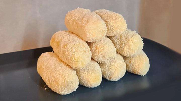 La panatura delle crocchette di patate prima della cottura: senza uova, ma compattissima!