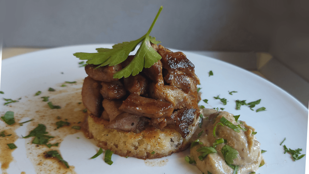 Ricetta di agnello per Pasqua: bocconcini di agnello saltati in padella con crostini di pane al latte e una cremosissima salsa di capperi