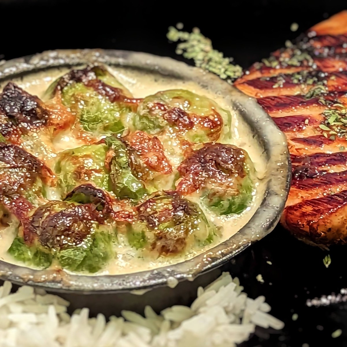 Salmone teriyaki con riso basmati e cavoletti di Bruxelles gratinati al&nbsp;gorgonzola