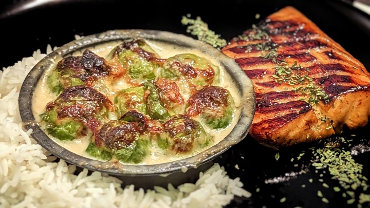 Salmone teriyaki con riso basmati e cavoletti di Bruxelles gratinati al&nbsp;gorgonzola