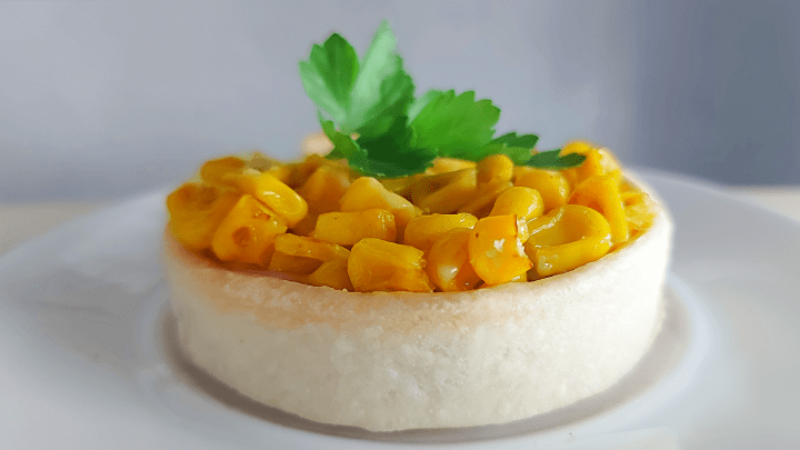 Mimosa salata: pasta brisè con besciamella, cipolla rossa e mais&nbsp;tostato