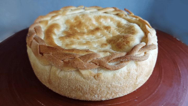 Una deliziosa sfoglia di pasta lievitata ripiena di cremosissima ricotta, primosale, formaggio grattugiato, provola e salame.