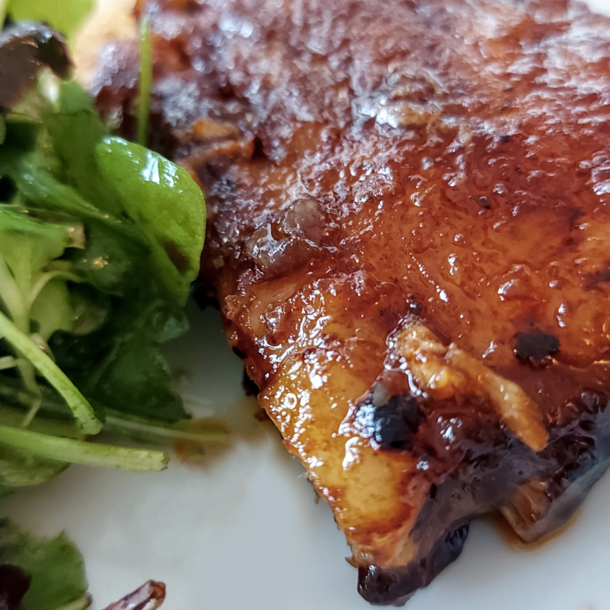 Costine di maiale in padella con salsa barbecue fatta in casa: a bassa temperatura, senza&nbsp;attrezzatura!