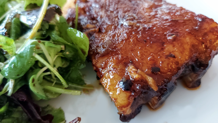 Ricetta di costine di maiale in padella a bassa tempertura, senza particolare attrezzatura. E trovate anche la ricetta di una deliziosa salsa babrbcue!