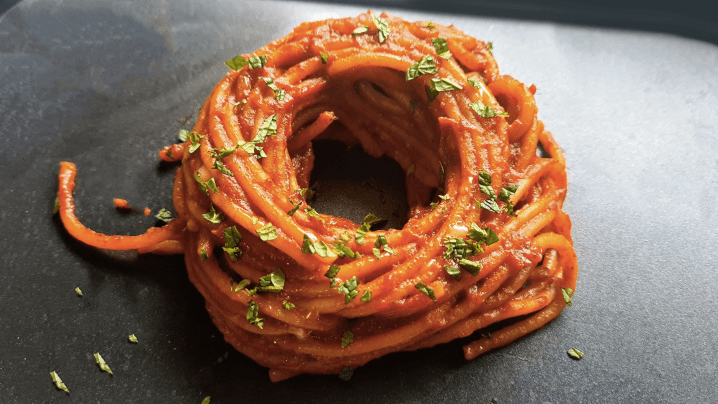 Spaghetti all'assassina: spaghetti cotti in padella con pochissima acqua e una deliziosa crosticina croccante. Sono piccanti!